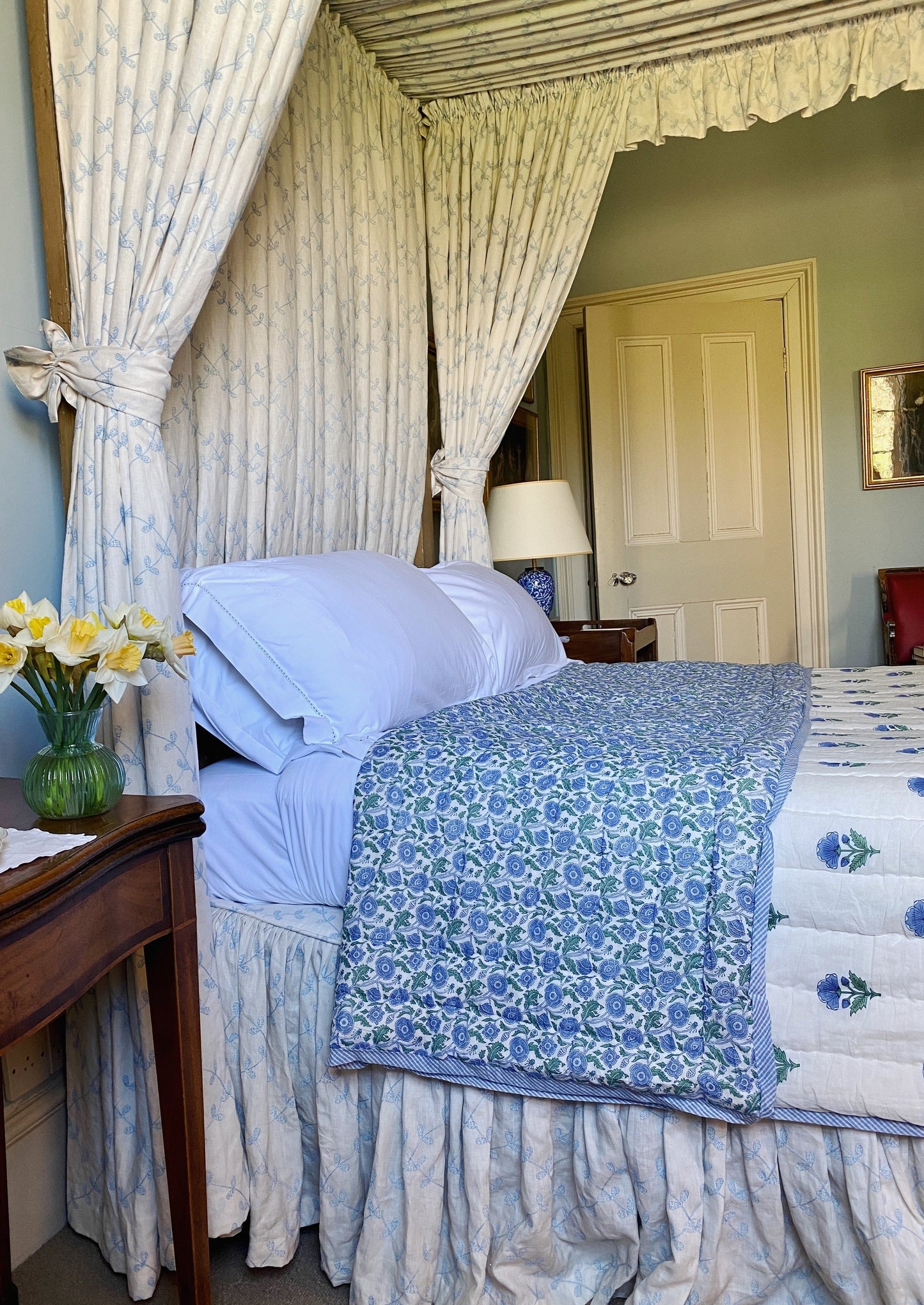 Load image into Gallery viewer, Blue Butti Floral Bed Quilt
