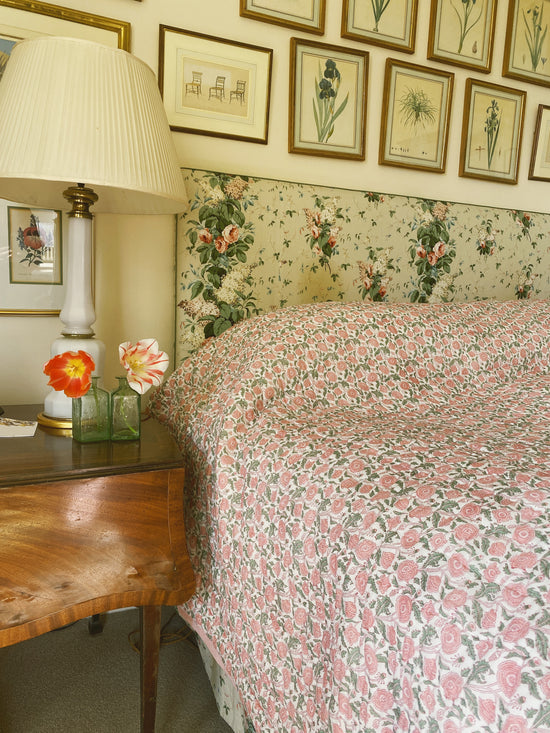 Load image into Gallery viewer, Pink Butti Bed Floral Quilt
